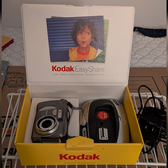 Kodak EasyShare Silver and Black Digital Camera‎